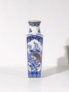 James Town Porcelain Peacock Vase  EXCELLENT CONDITION 1987 VINTAGE